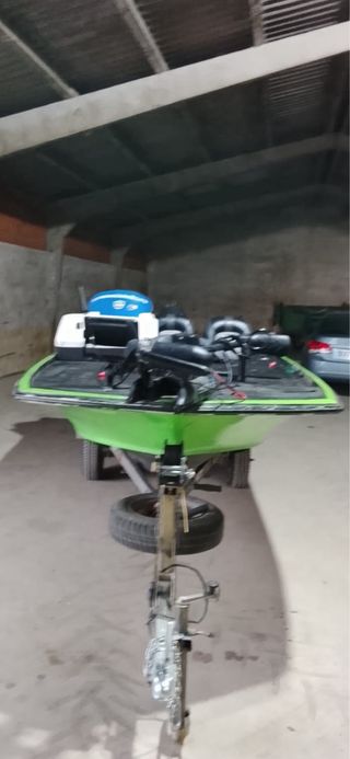Barca Bassboat Verde con remolque