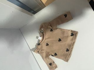 Completo bimba maglia beige cuori neri