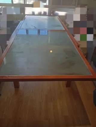 Mesa comedor extensible madera y cristal.