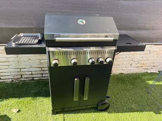 Barbacoa de gas negra y plateada