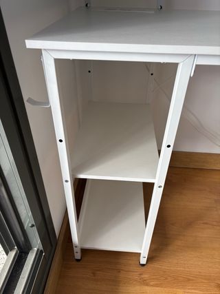 Escritorio blanco con cajones y estantes