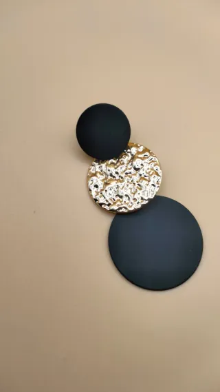 Pendientes largos negro y dorado/Elegancia total.
