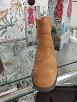 Botín plano marrón con hebilla