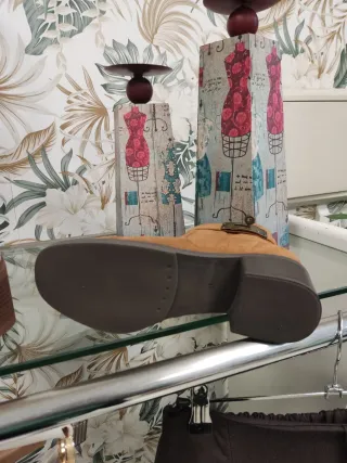 Botín plano marrón con hebilla