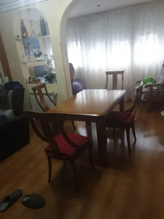 Mesa extensible y 4 sillas madera