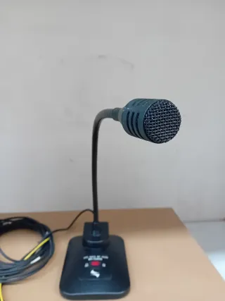 Micrófono de sobremesa FBT.  Modelo MB-T6400S