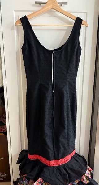 Traje de flamenca negro con volantes