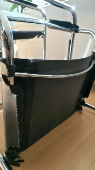 2 Sillas Vintage Cuero y Metal 40€ ambas.