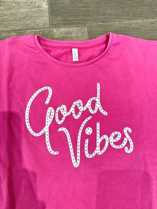 Maglietta fucsia con scritte Good Vibes