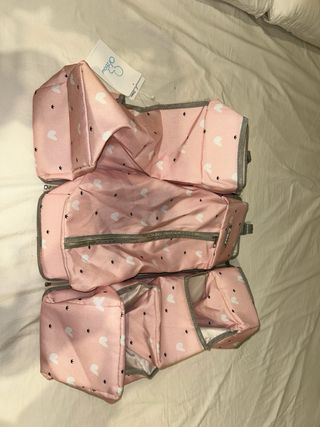 Organizador de cuna rosa con corazones