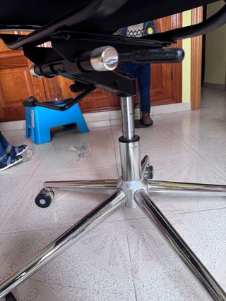 Silla de oficina negra con base metálica