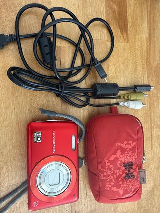 Cámara Olympus VG-120 Roja