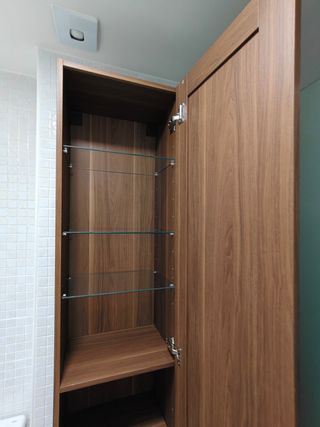 Armario alto de madera color marrón