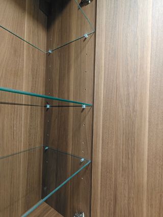 Armario alto de madera color marrón