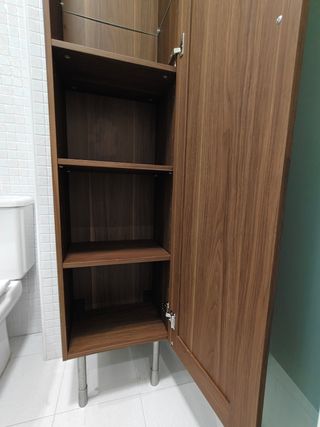 Armario alto de madera color marrón