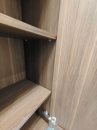 Armario alto de madera color marrón