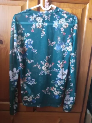 Camiseta gasa Stradivarius floral verde