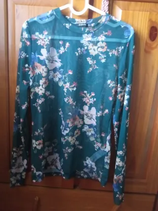 Camiseta gasa Stradivarius floral verde