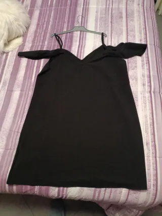 Vestido negro con hombros descubiertos