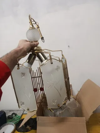 Lámpara colgante dorada con detalles de cristal