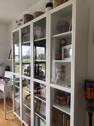 Librerías Billy con puertas de cristal.