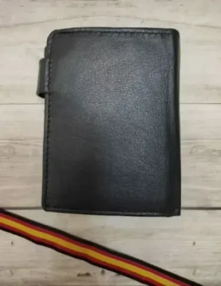 CARTERA CON MONEDERO EN PIEL BANDERA + REGALO PULS