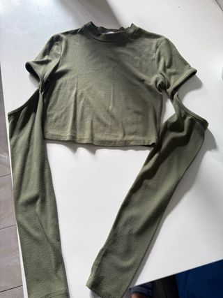 Camiseta verde militar con aberturas