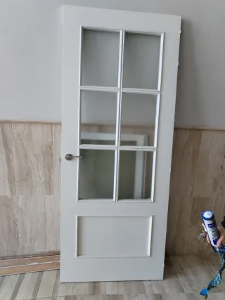 Puerta blanca con cristal