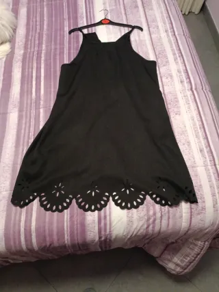 Vestido negro con detalles calados