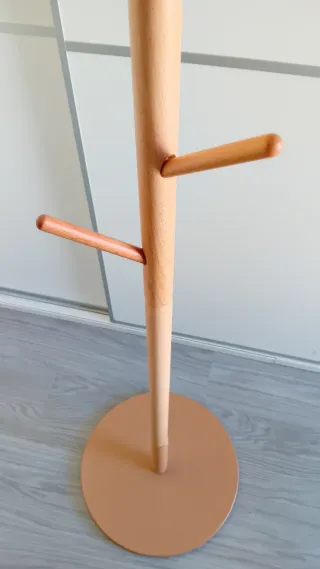Perchero de pie de madera