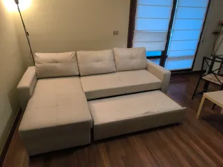 Armario blanco con puertas de cristal