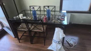 Armario blanco con puertas de cristal