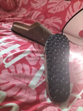 Sandalias de cuña marrón