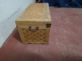 Baúl de madera y mimbre
