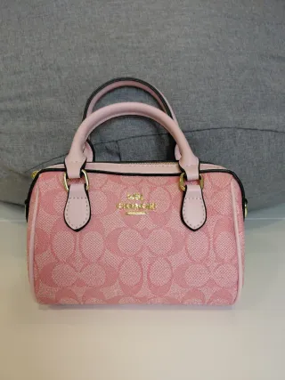 Bolso Coach rosa con charm de cerezas