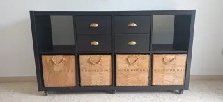 Mueble bajo negro con cajones y cestas