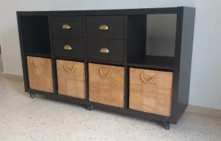 Mueble bajo negro con cajones y cestas