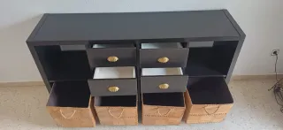 Mueble bajo negro con cajones y cestas