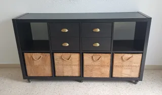 Mueble bajo negro con cajones y cestas