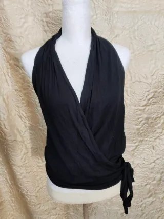 Top nero a fascia con nodo