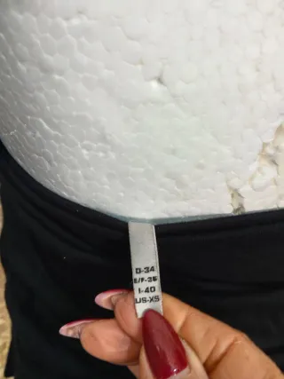 Top nero a fascia con nodo