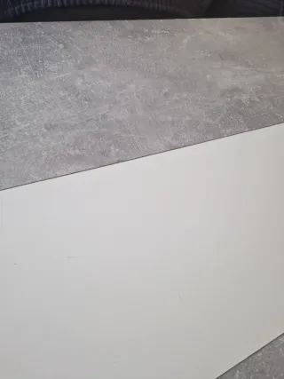 Mesa de comedor gris y blanco