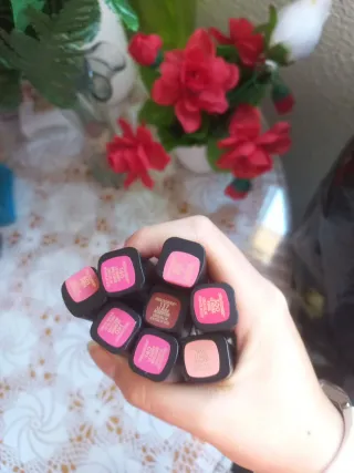 Lote 8 labiales negros con detalles dorados