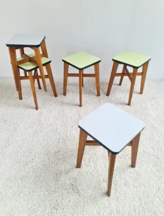 5 Taburetes Apilables Roble y Formica. Francia 50s