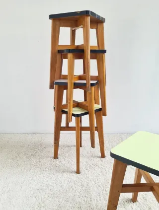 5 Taburetes Apilables Roble y Formica. Francia 50s