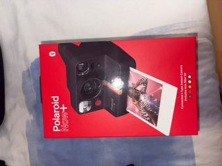 Cámara Polaroid Now+ con funda y 2 fotos
