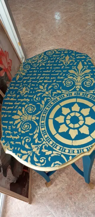 Mesita auxiliar azul y dorada