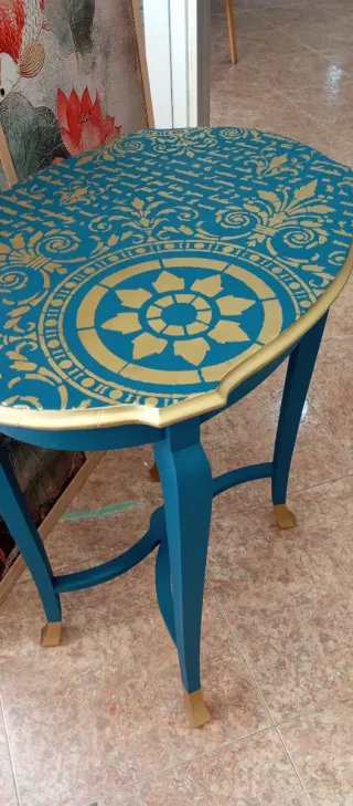 Mesita auxiliar azul y dorada