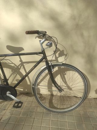 Bicicleta de paseo negra