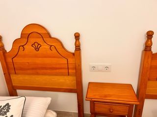 2 cabeceros de 90 y mesita de madera